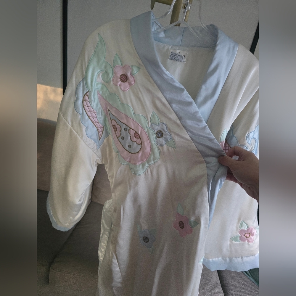 Beautiful Vintage Puff Robe - Picture 8 of 16